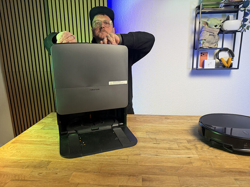 Die Service Station des Roborock Saros 20 mit geöffnetem Deckel – sichtbar sind Wassertanks und Staubbeutel.